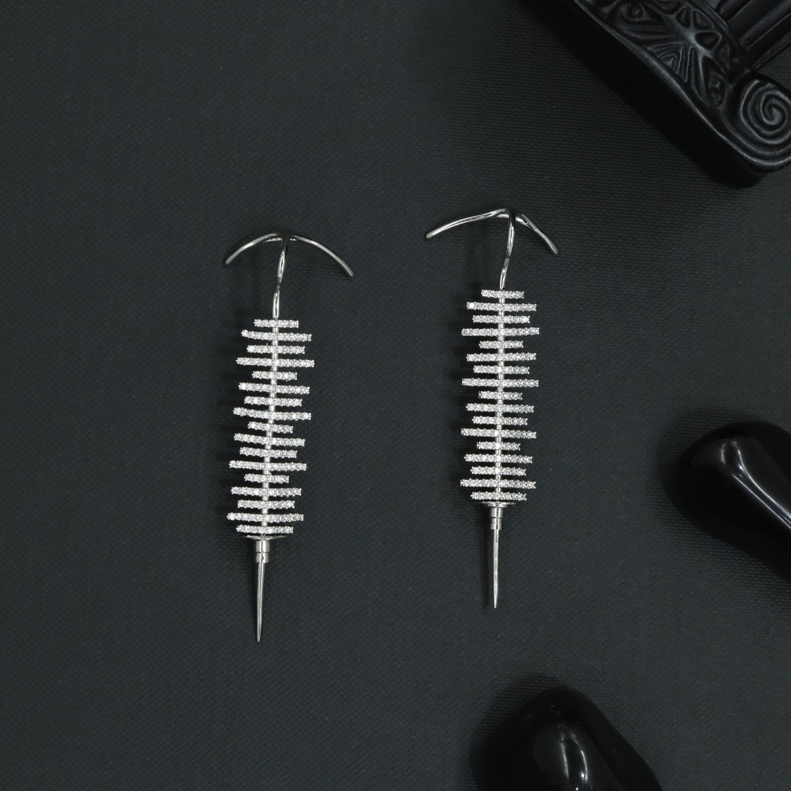 Contour Spine Earcuff with Linear Bar Detailing