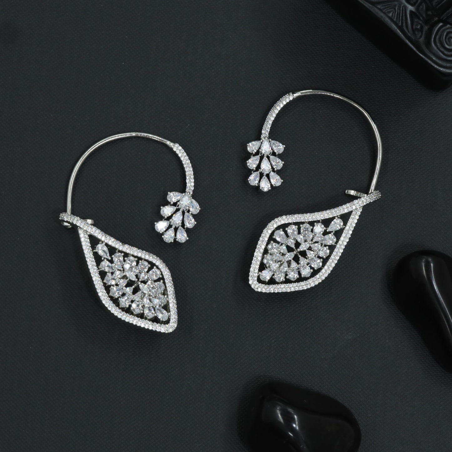 Radiant Garland Earcuff with Curved Border Detailing