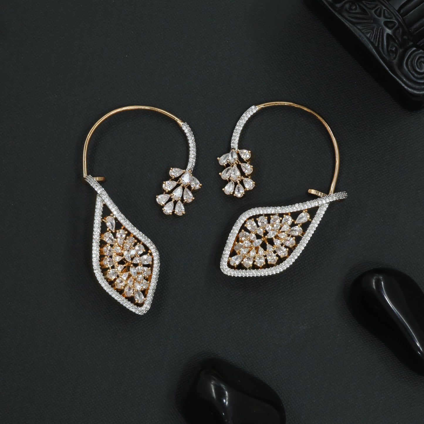 Radiant Garland Earcuff with Curved Border Detailing