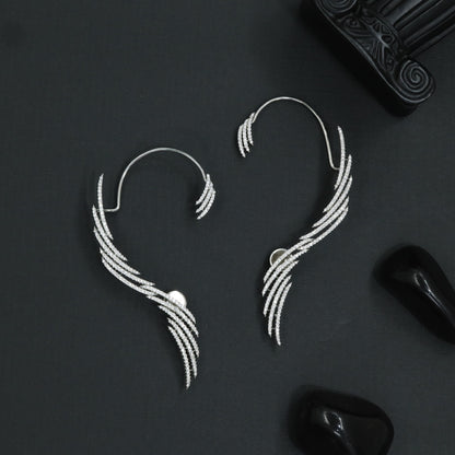 Fluid Curve Earcuff with Tapered Line Formation