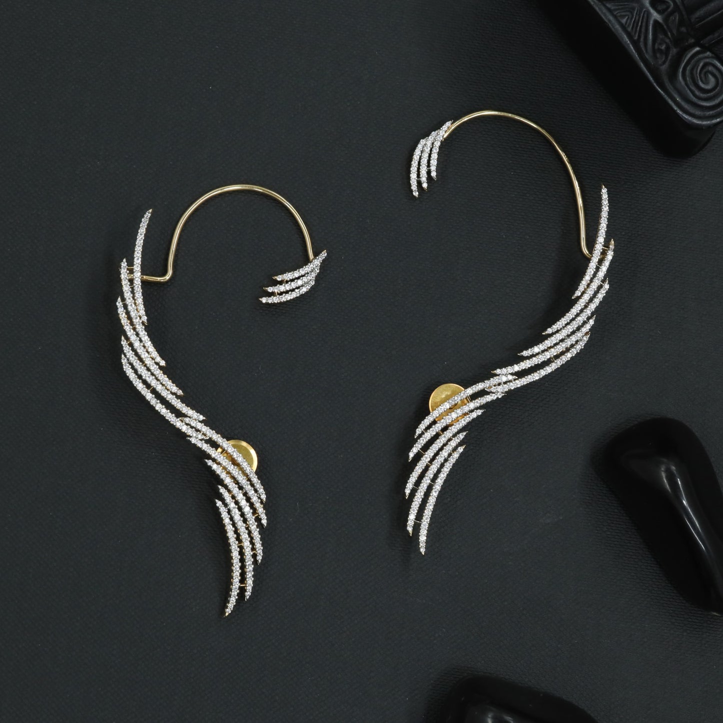Fluid Curve Earcuff with Tapered Line Formation