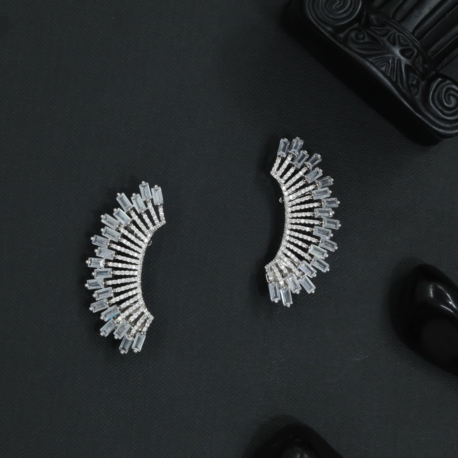 Glide Fan Earcuff with Sculpted Linear Arrangement