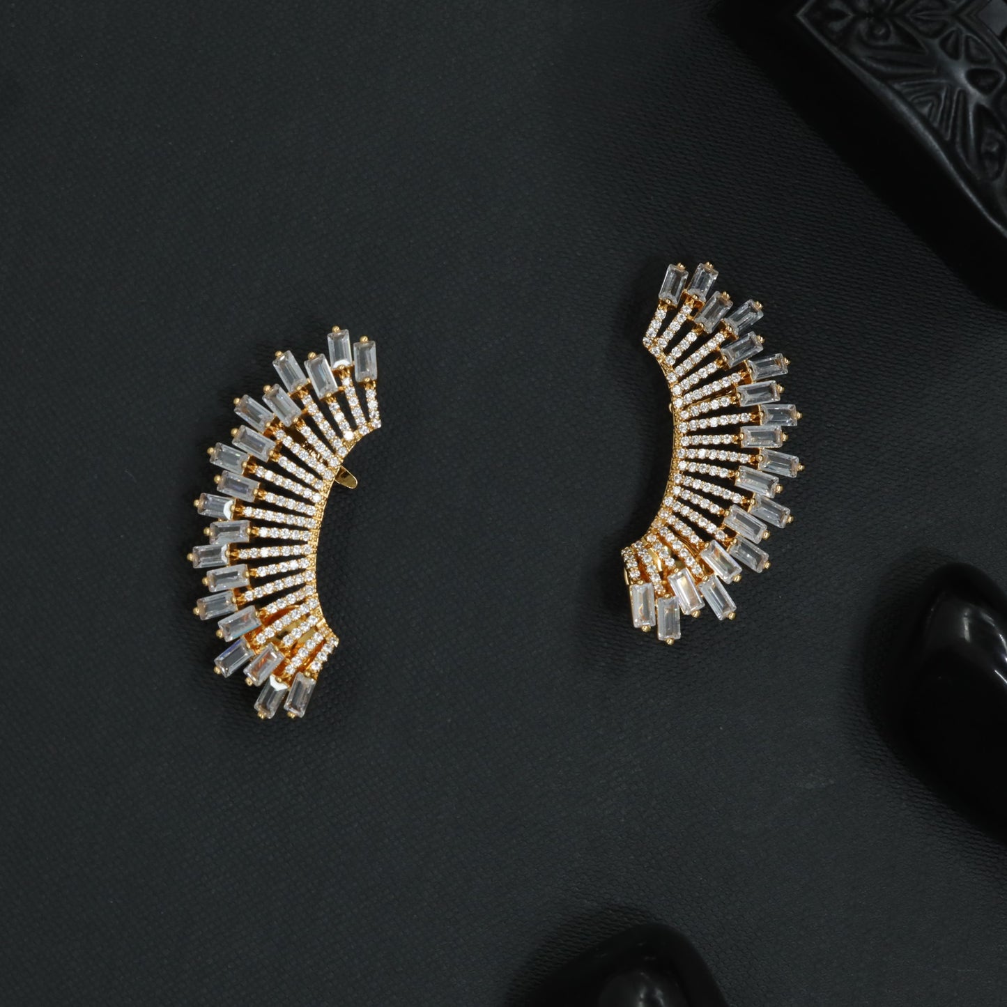 Glide Fan Earcuff with Sculpted Linear Arrangement