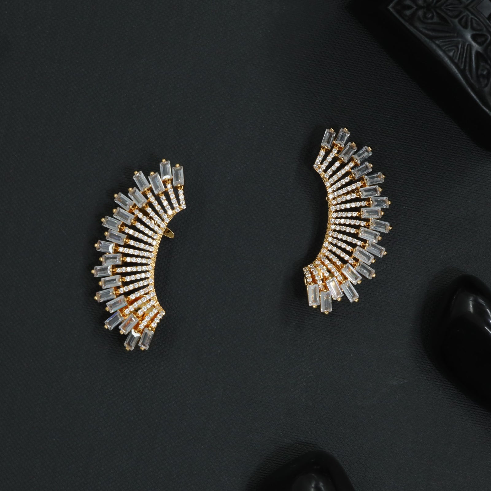 Glide Fan Earcuff with Sculpted Linear Arrangement
