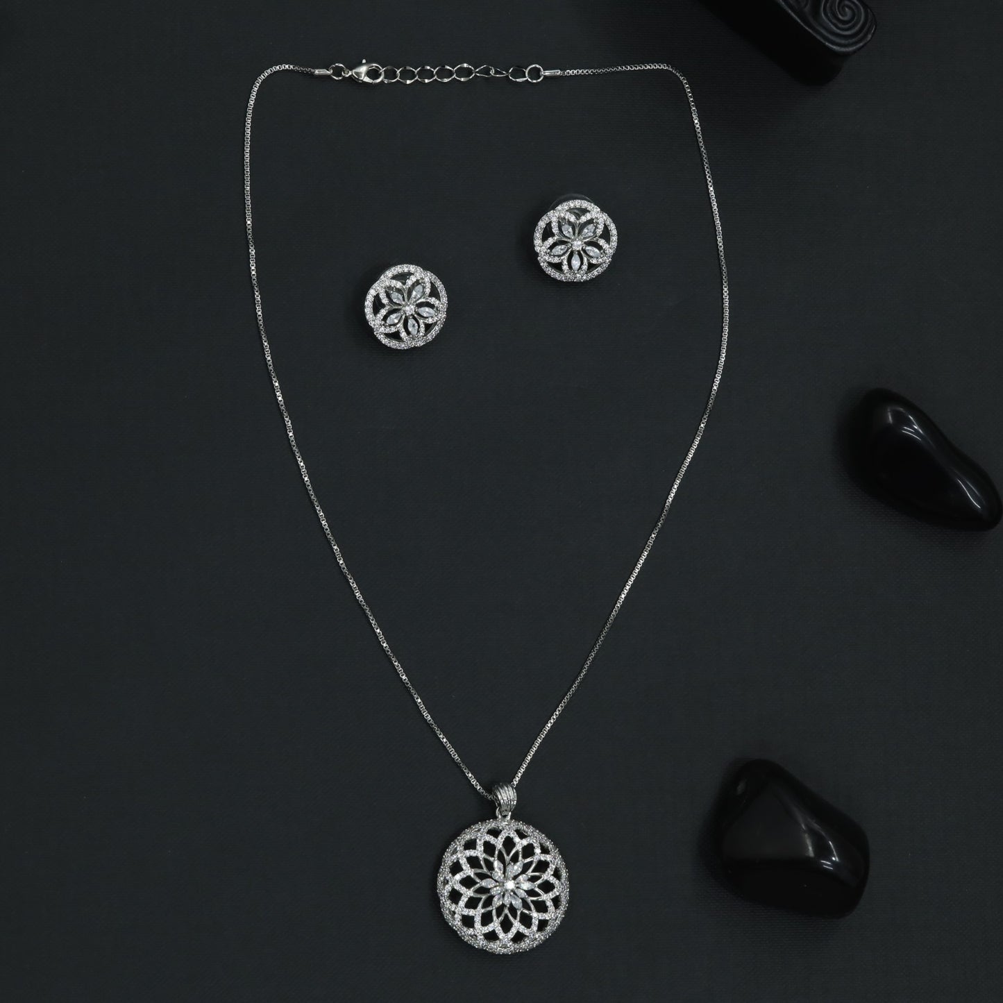Contour Disc Chain With Layered Pattern Styling