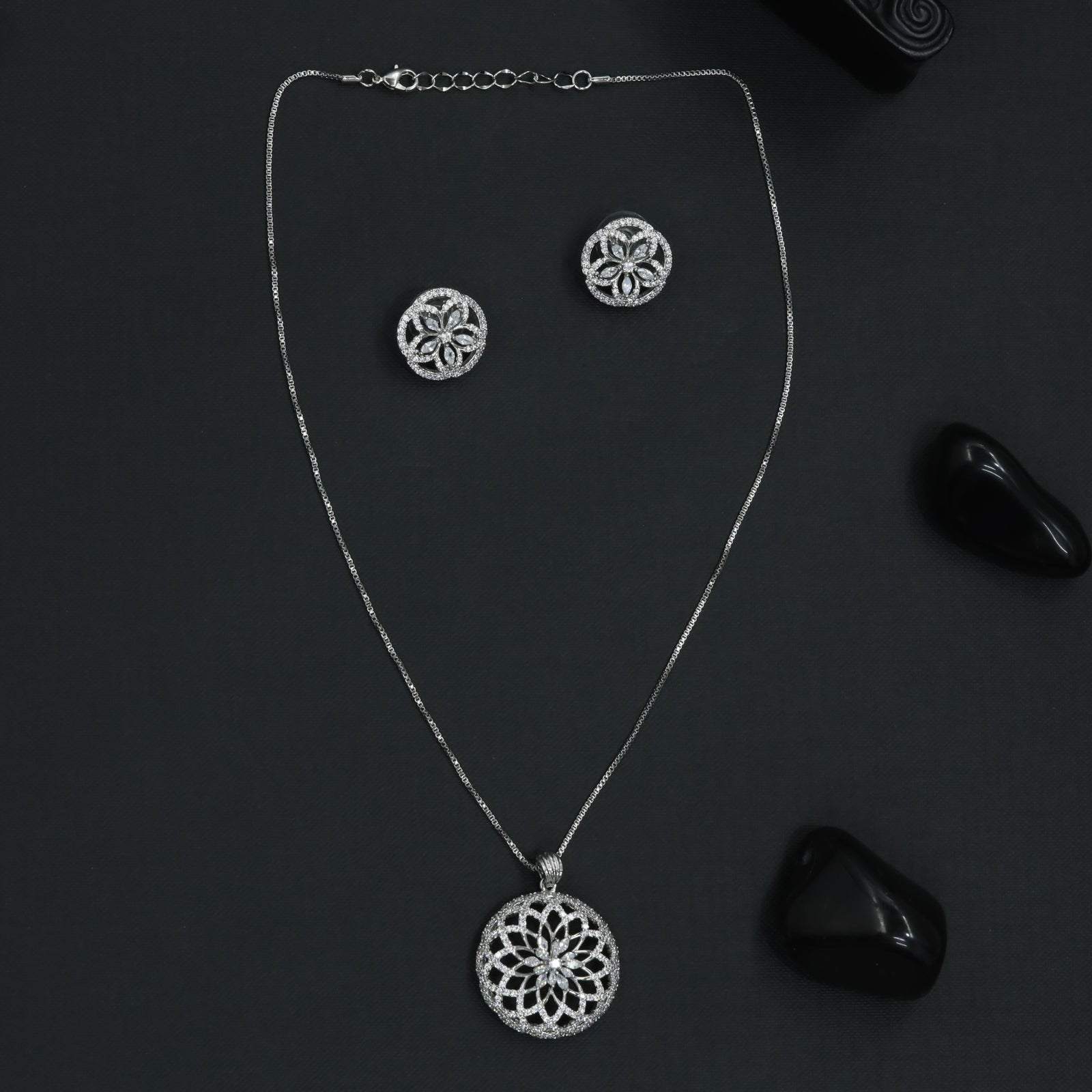 Contour Disc Chain With Layered Pattern Styling