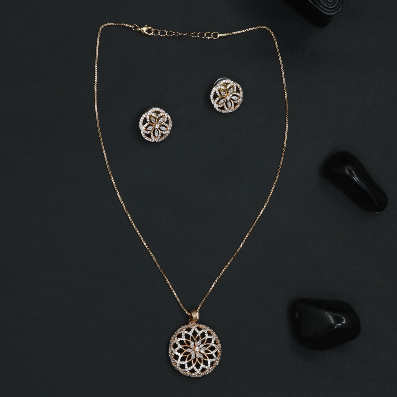 Contour Disc Chain With Layered Pattern Styling