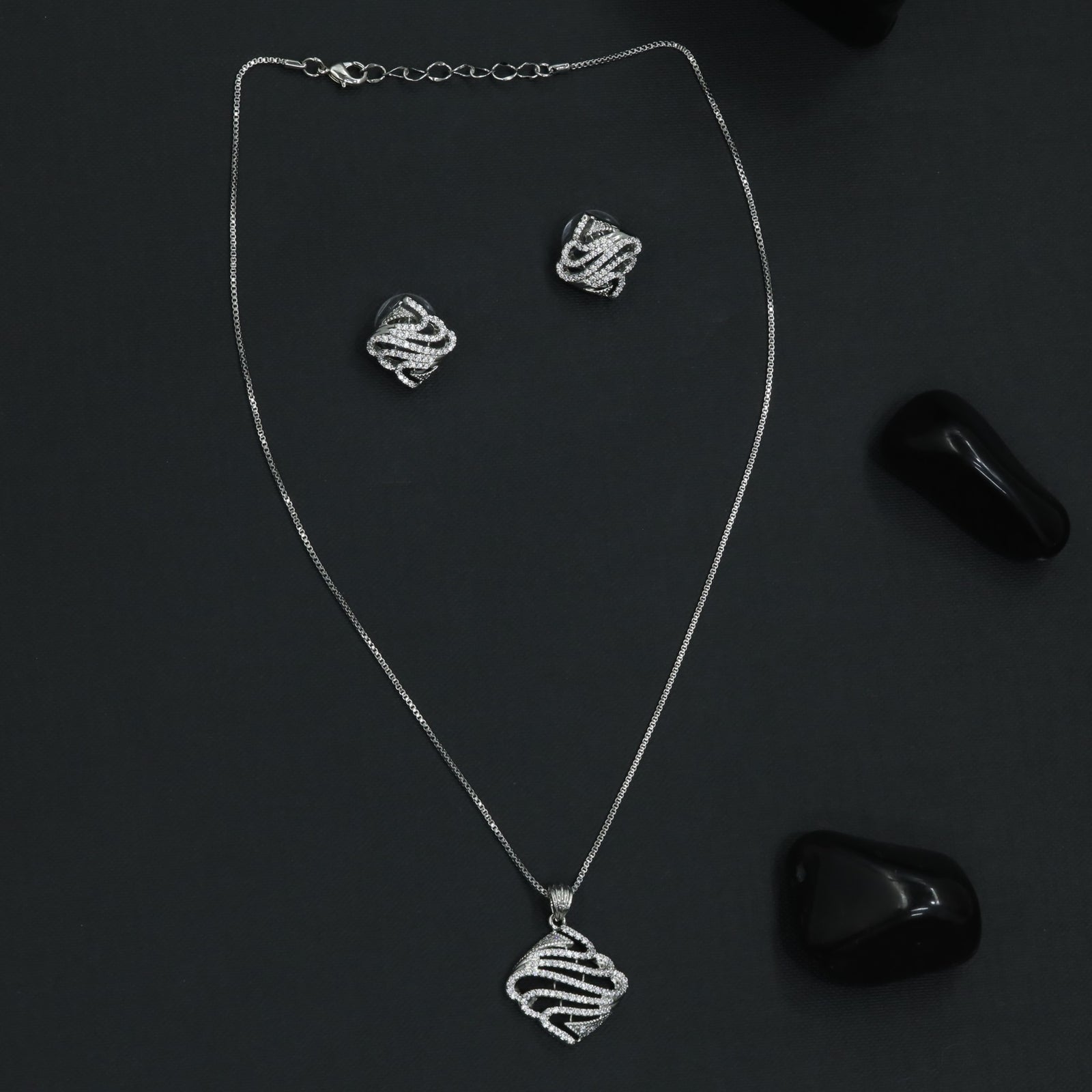 Modern Wave Chain With Interlocked Pattern Accent