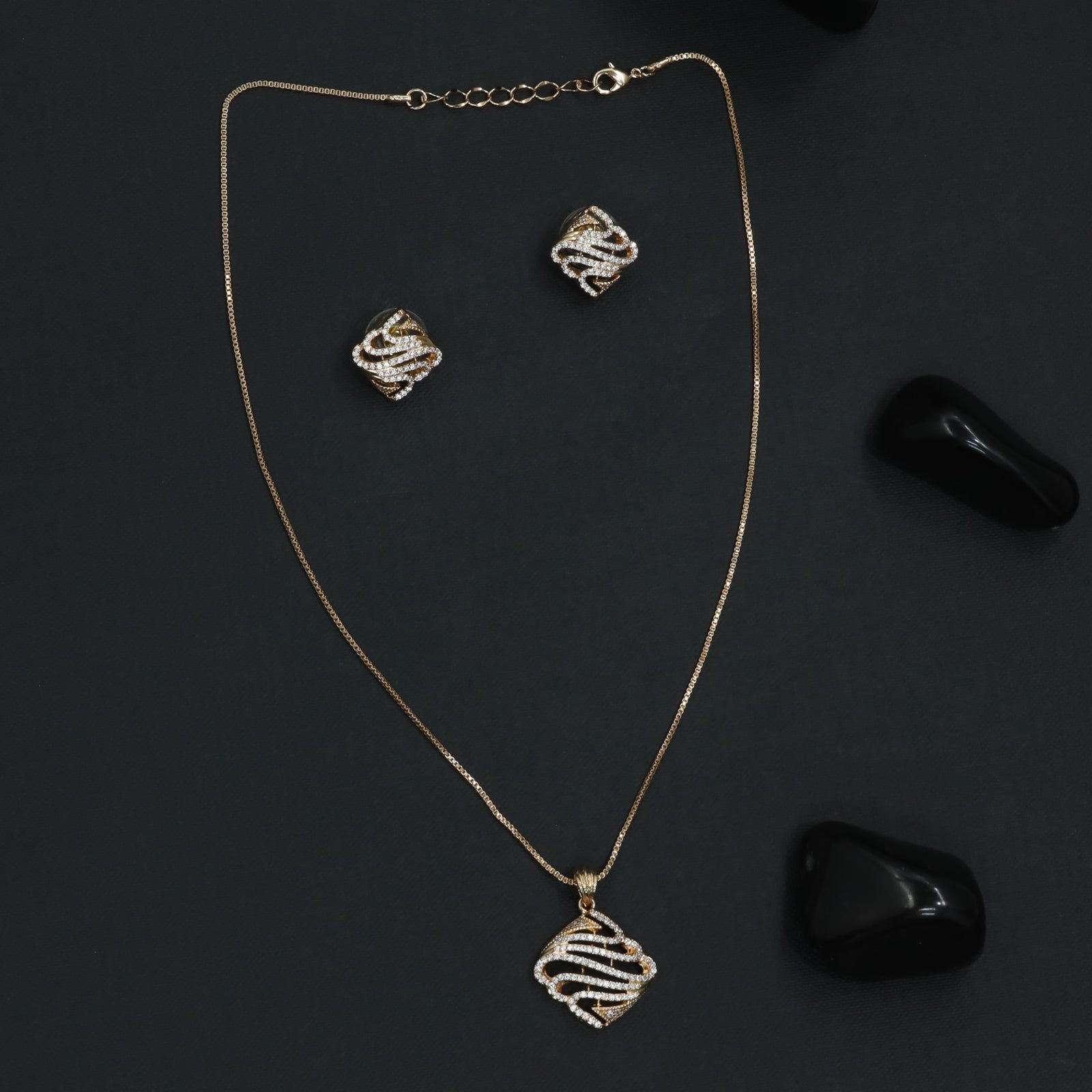 Modern Wave Chain With Interlocked Pattern Accent