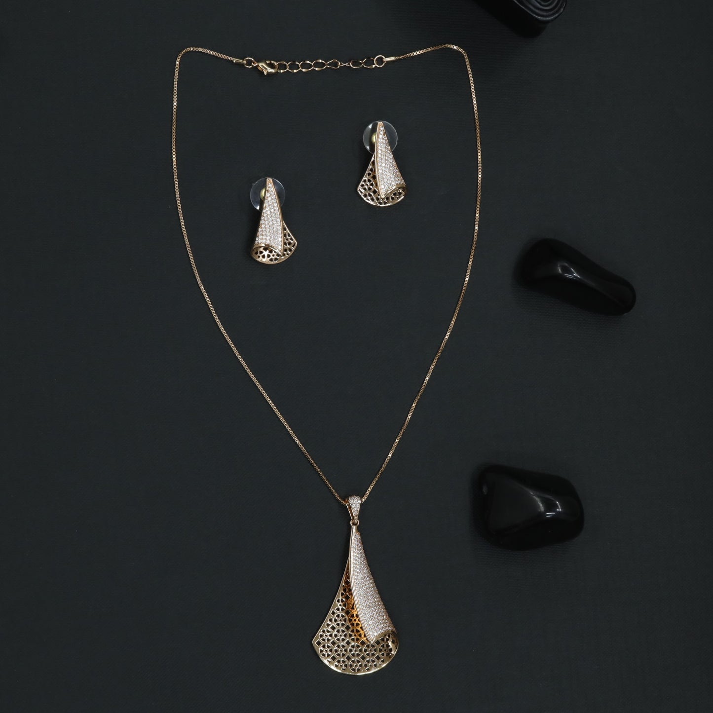 Refined Taper Chain With Structured Drop Styling