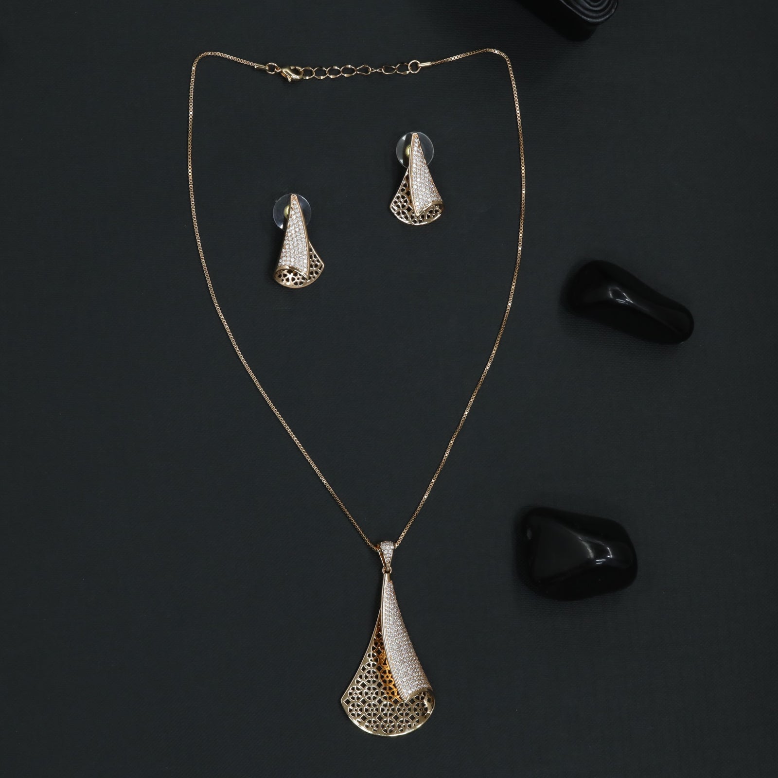 Refined Taper Chain With Structured Drop Styling