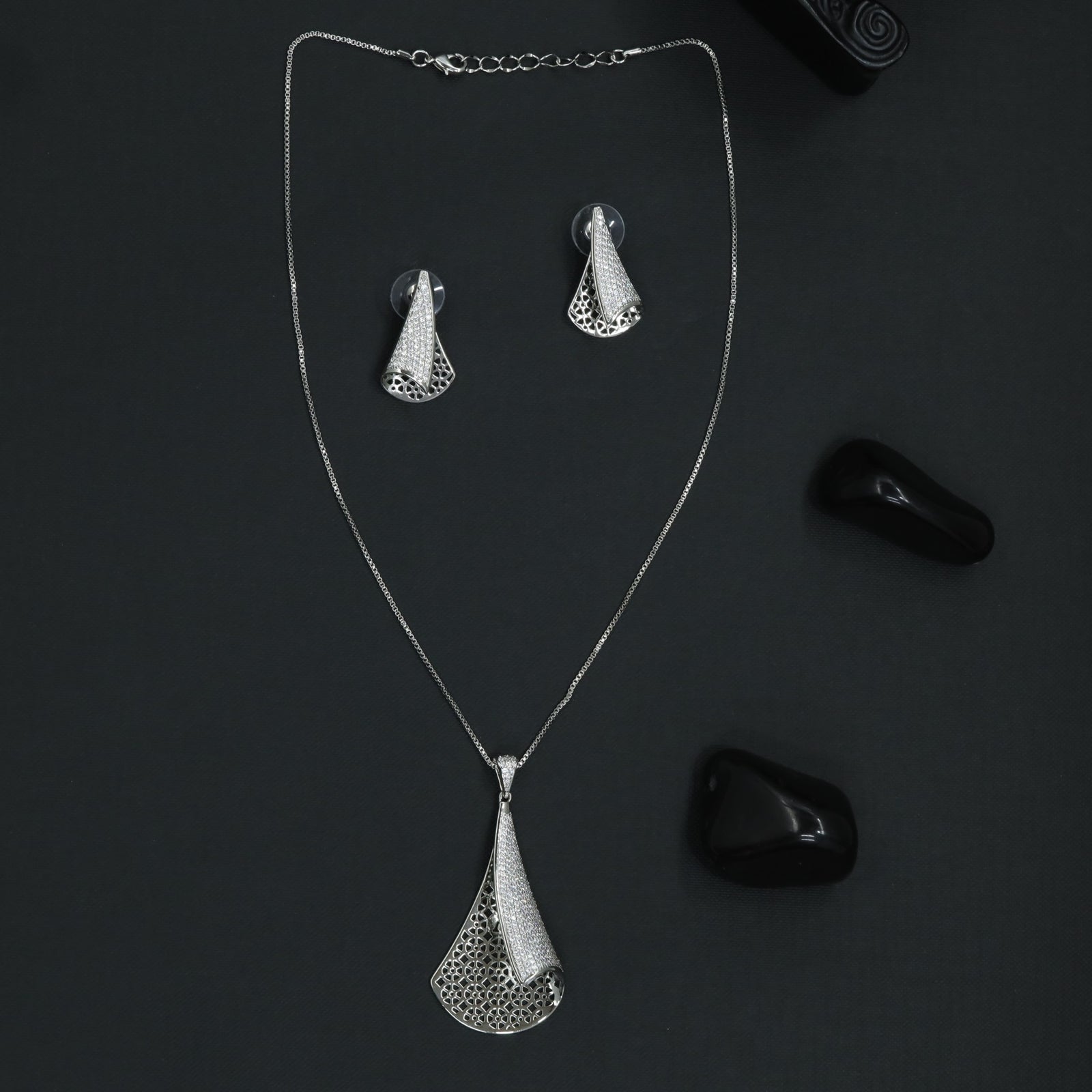 Refined Taper Chain With Structured Drop Styling