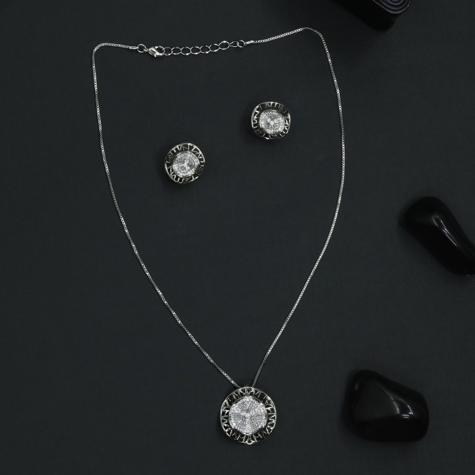 Slender Orbit Chain With Coordinated Circular Studs