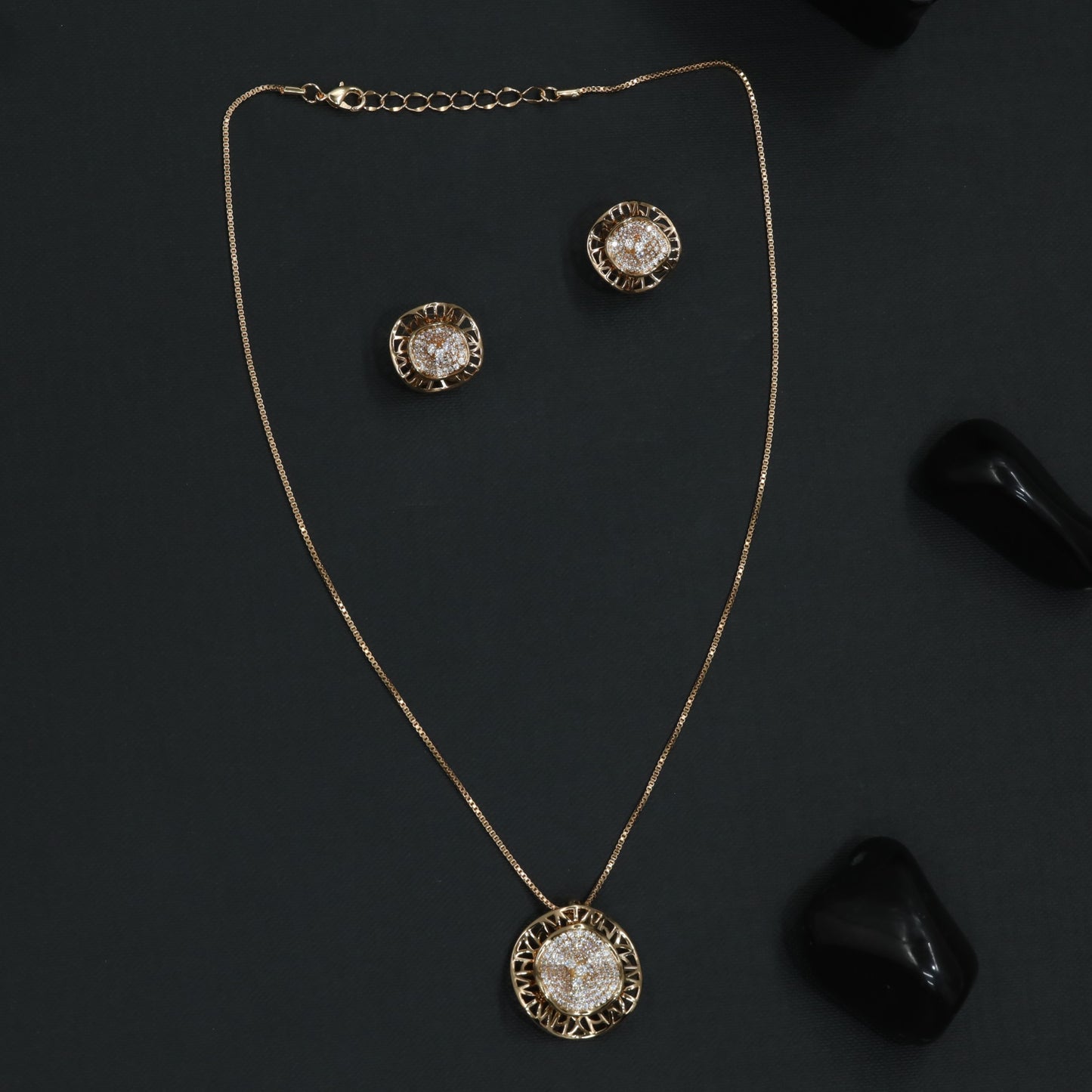 Slender Orbit Chain With Coordinated Circular Studs