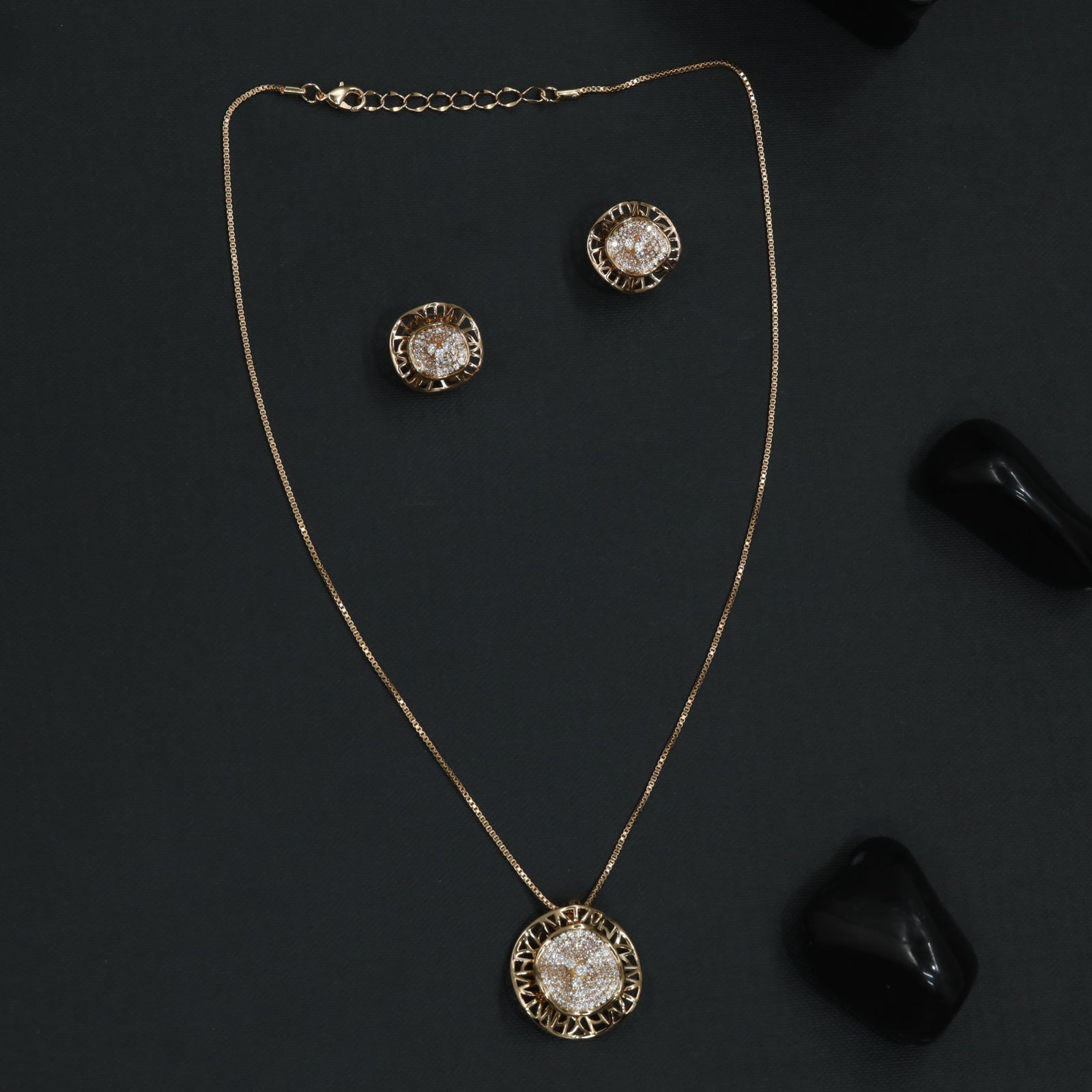 Slender Orbit Chain With Coordinated Circular Studs