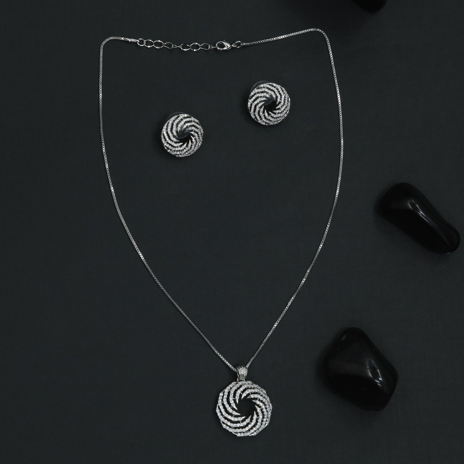 Symmetry Twist Chain With Patterned Disc Styling