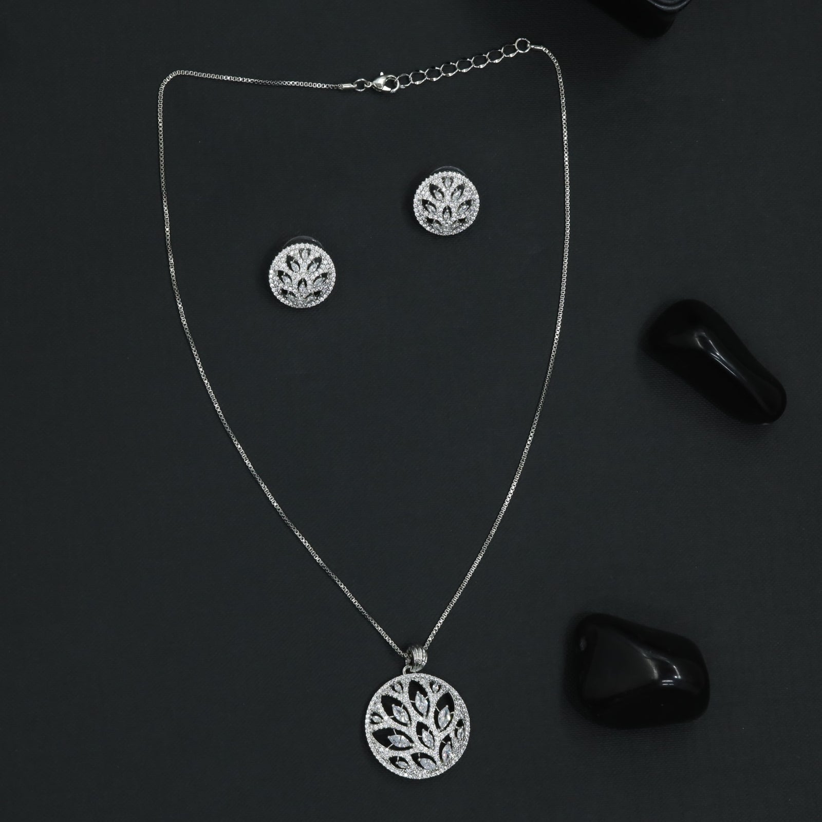 Circular Vine Chain With Pendant Set