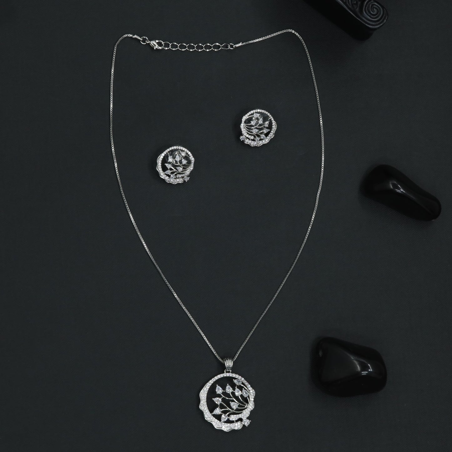 Twisted Garland Chain With Layered Pendant Styling