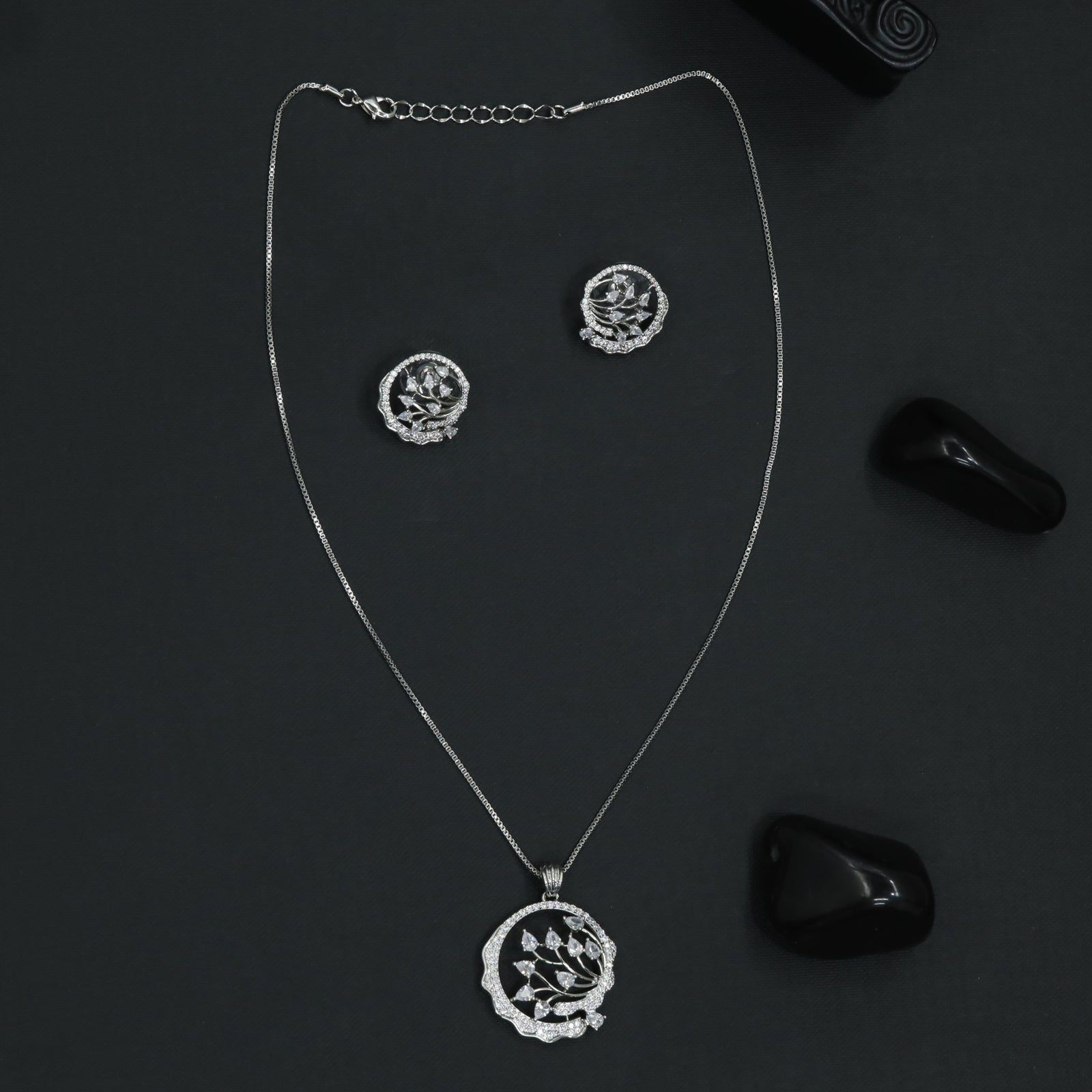 Twisted Garland Chain With Layered Pendant Styling