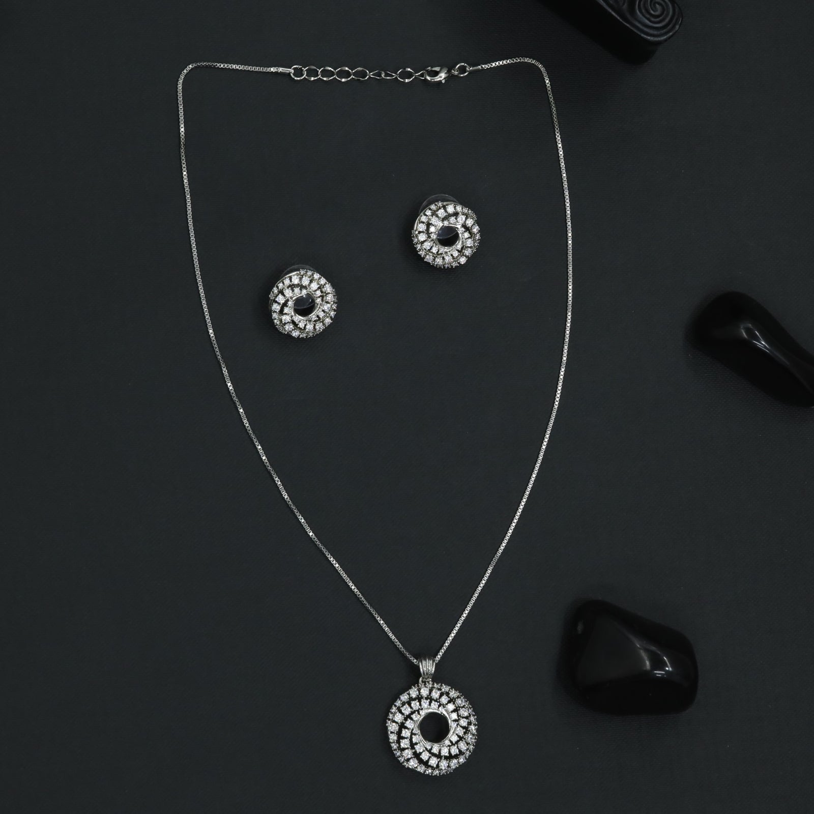 Sculpted Rosette Chain With Textured Circular Styling