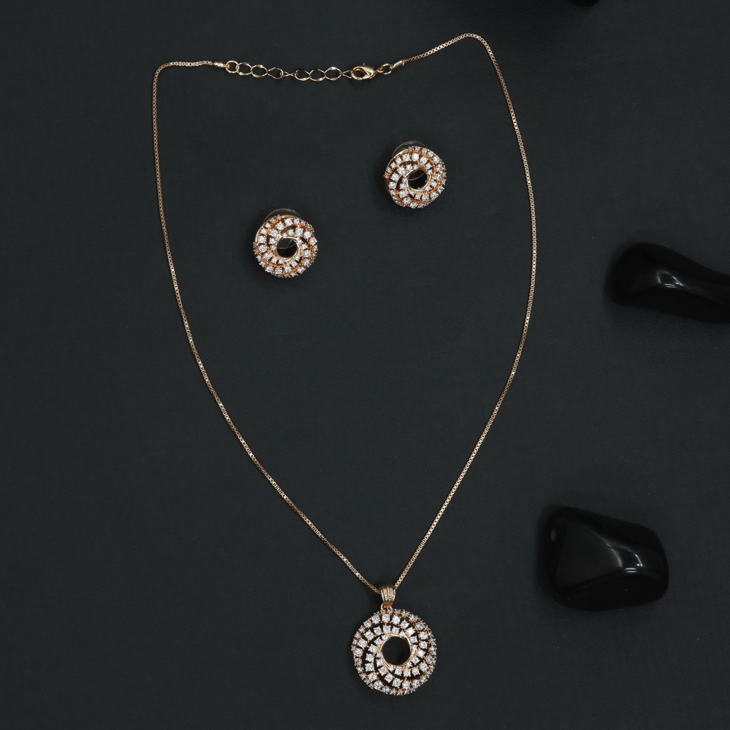 Sculpted Rosette Chain With Textured Circular Styling
