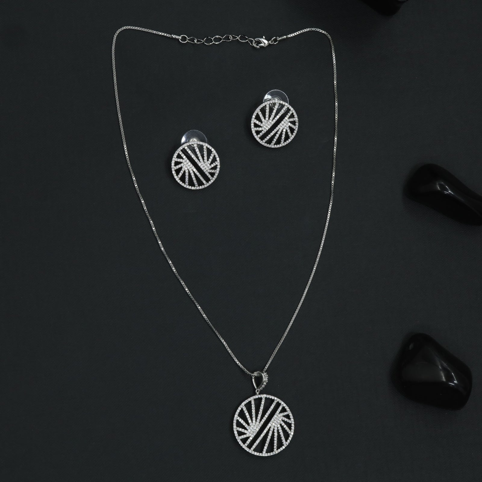 Curled Orbit Chain With Layered Radial Contours