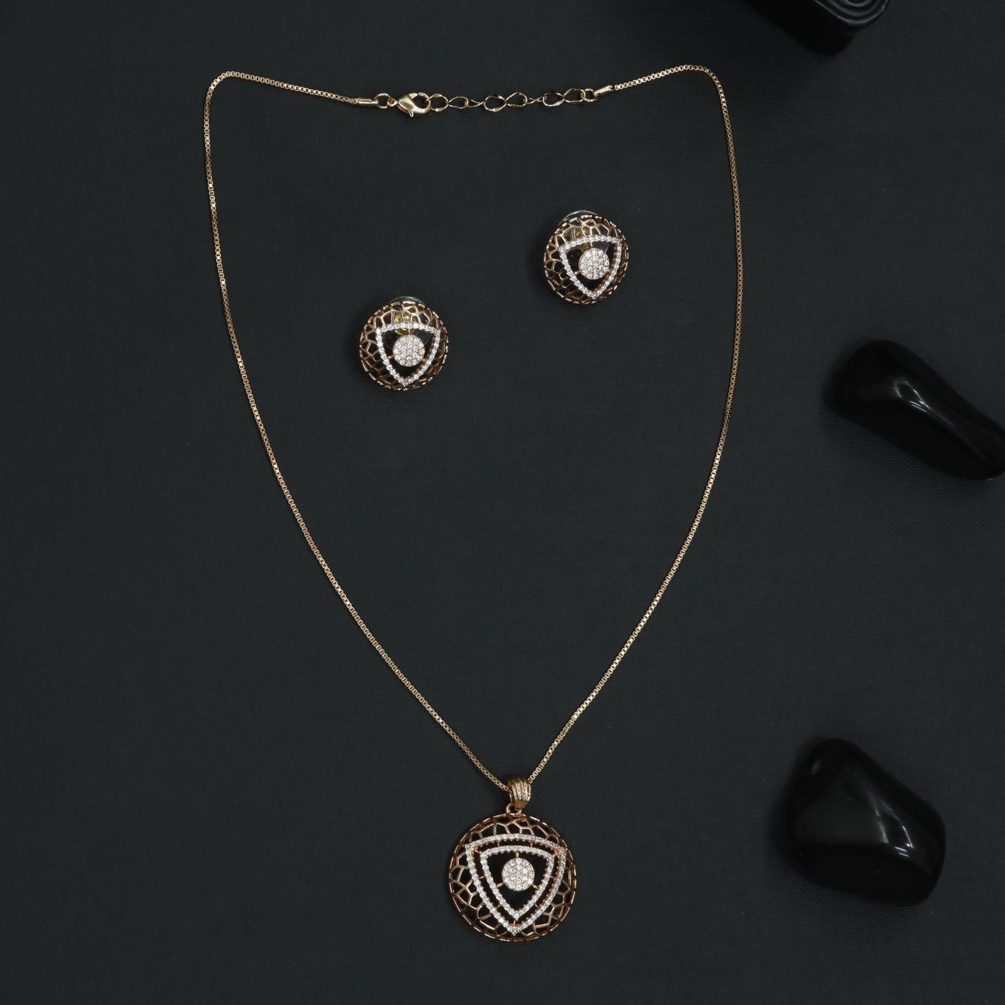 Decorative Crest Chain With Structured Triangle Styling