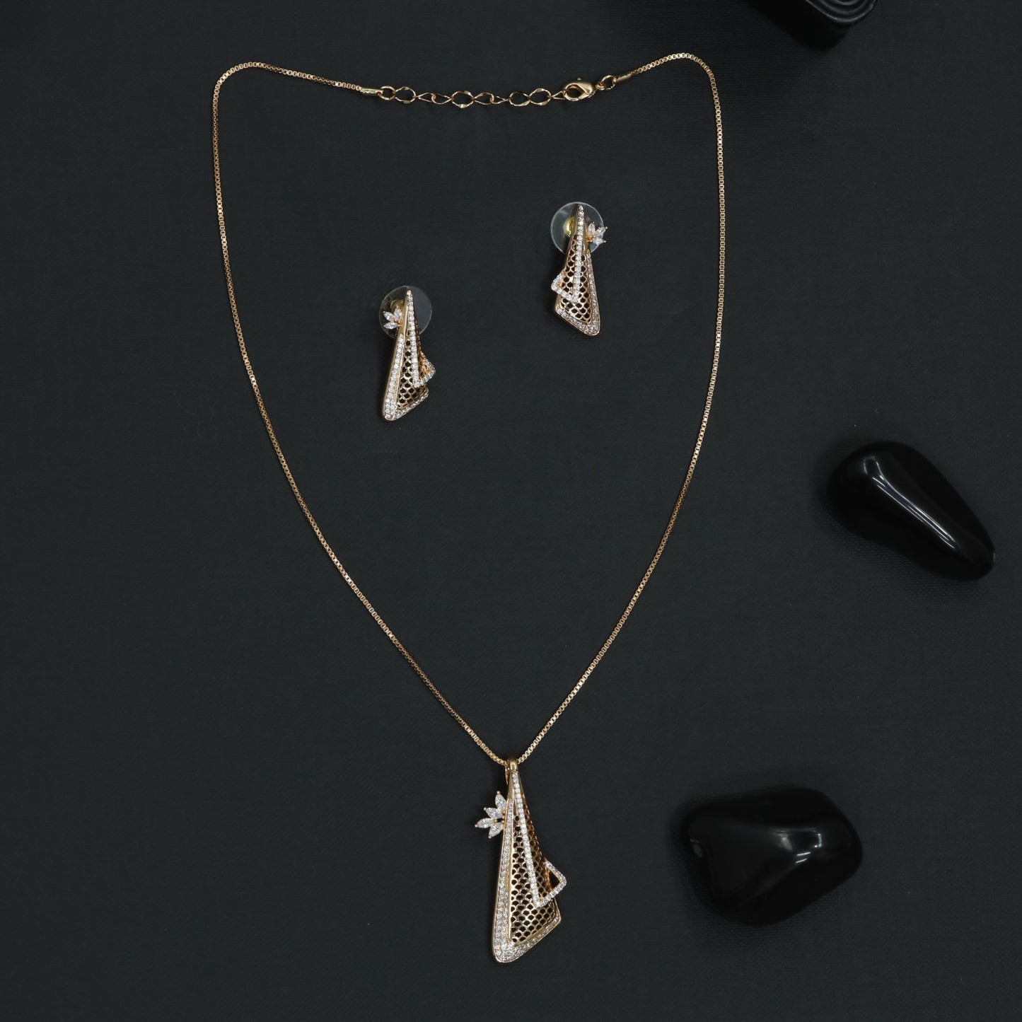 Curled Mesh Chain With Sculpted Pendant Contours