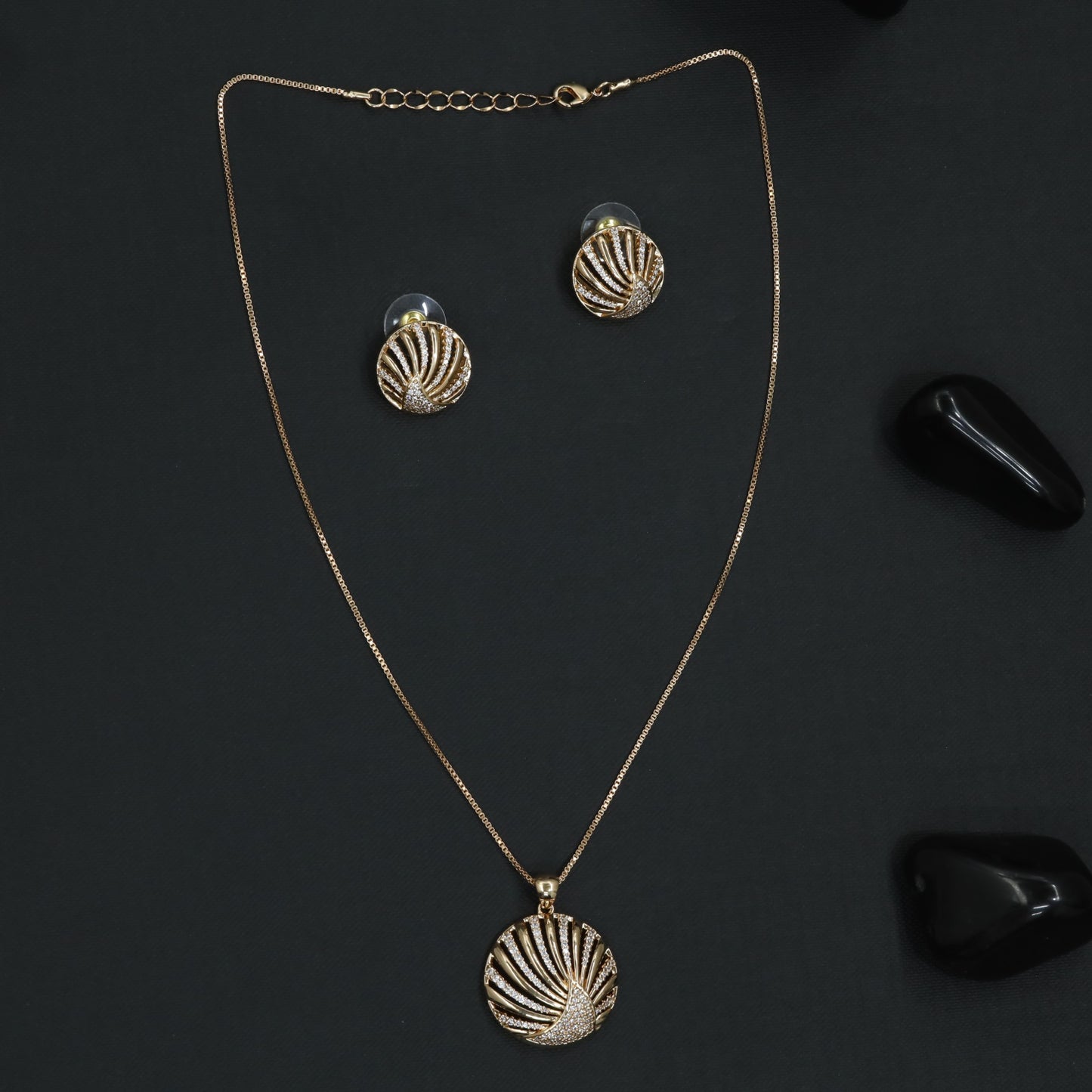 Decorative Wave Chain With Sculpted Border Styling