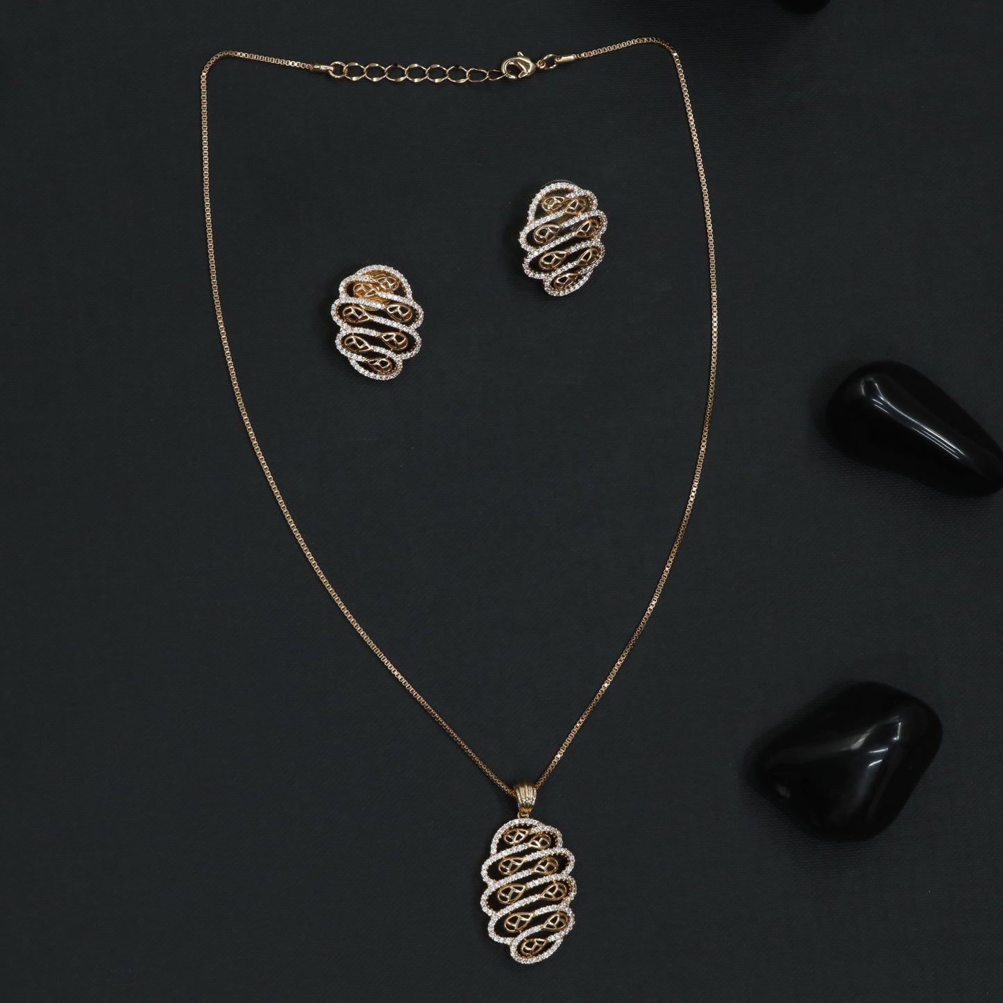 Royal Wave Chain With Layered Loop Detailing