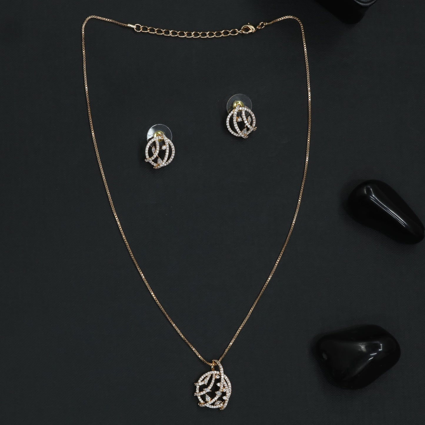 Royal Loop Chain With Interwoven Ring Detailing