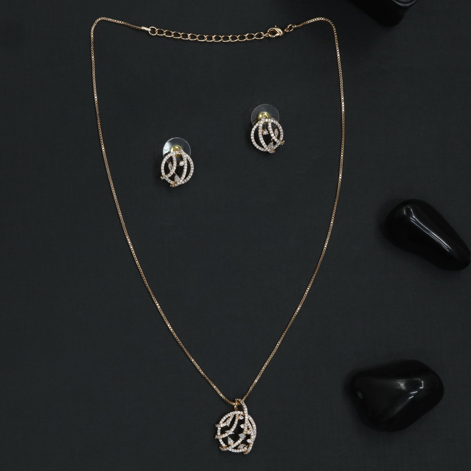 Royal Loop Chain With Interwoven Ring Detailing