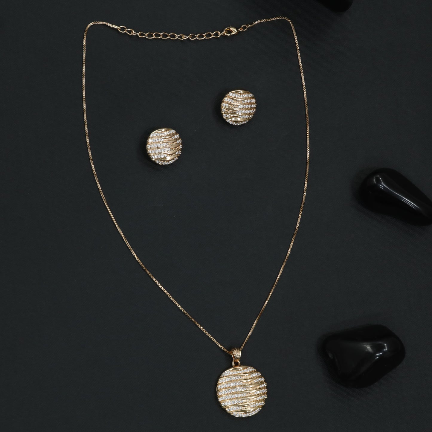 Elite Wave Chain With Decorative Disc Pendant