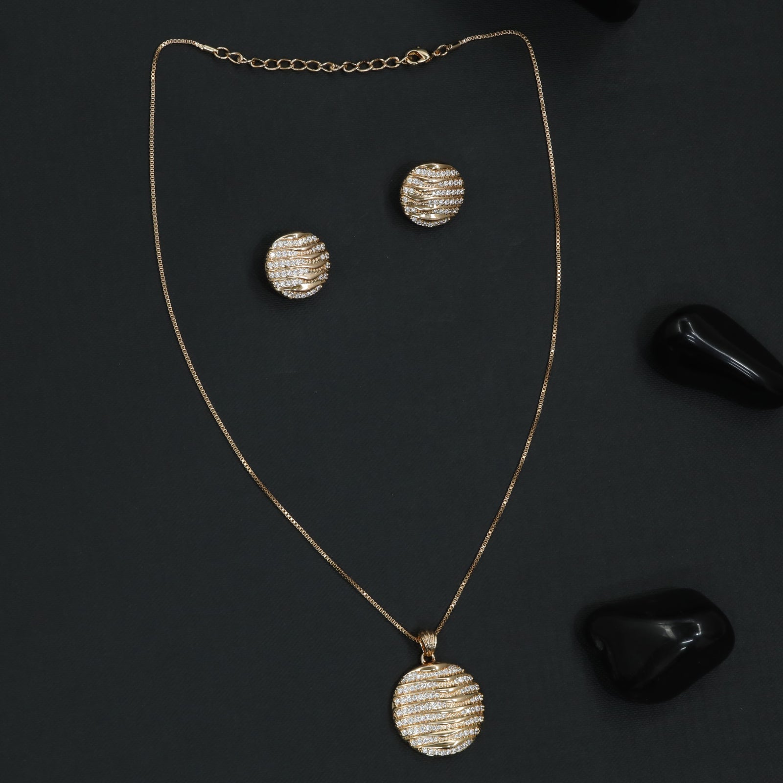 Elite Wave Chain With Decorative Disc Pendant