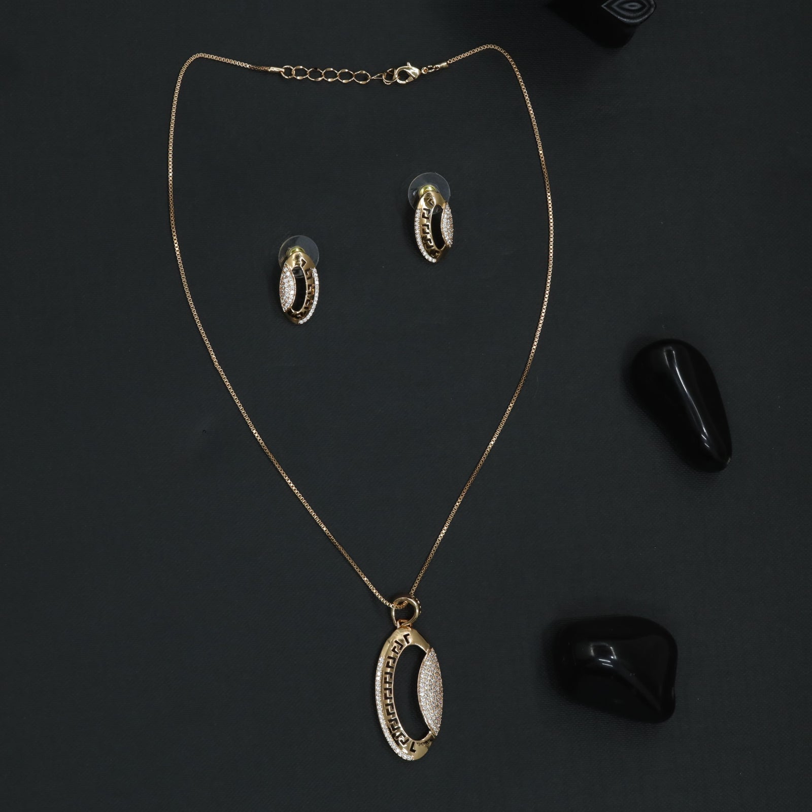 Infinity Oval Chain With Decorative Ring Layout