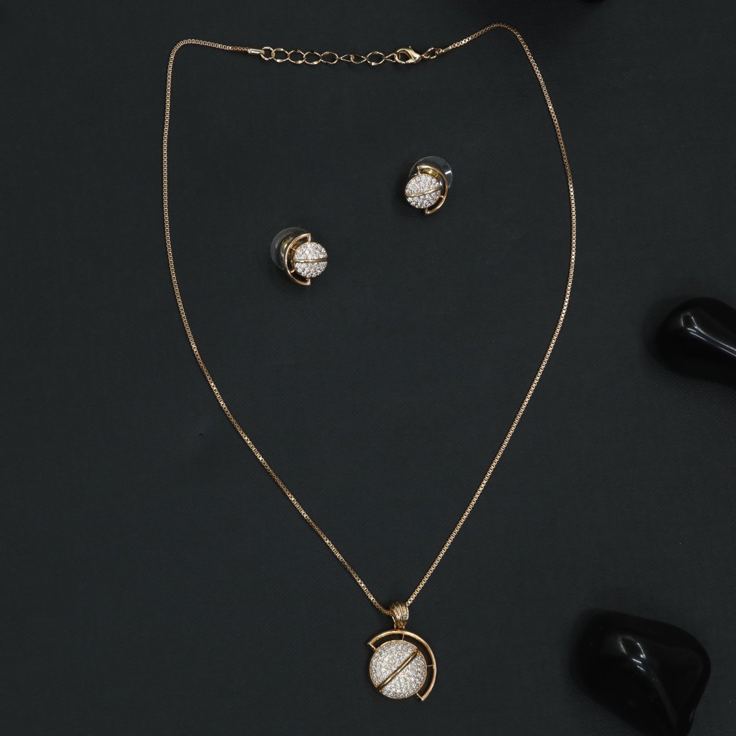 Halo Orbit Chain With Pendant Set