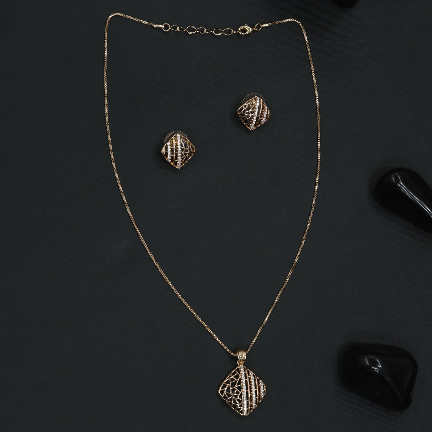 Crowned Mesh Chain With Structured Pendant Accent