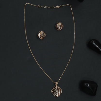 Crowned Mesh Chain With Structured Pendant Accent