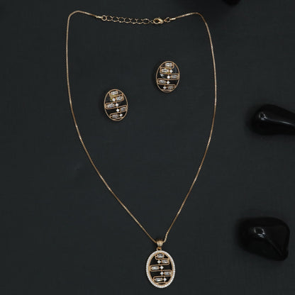 Interlock Crest Chain With Layered Border Detailing