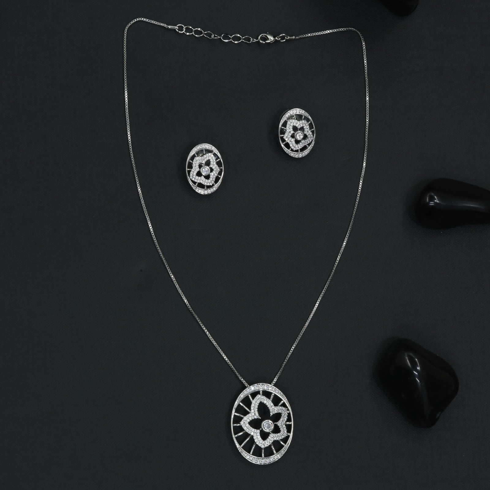 Modern Medallion Chain With Openwork Design