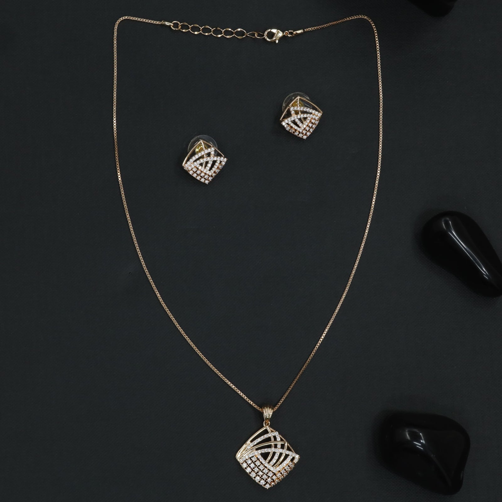 Symmetry Square Chain With Layered Frame Styling