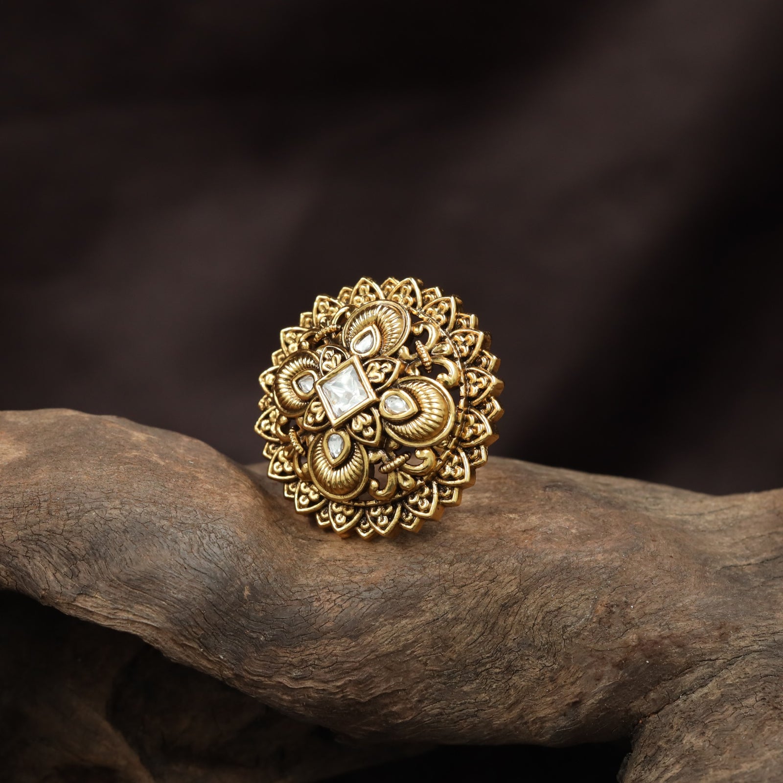 Elite Cluster Pattern Antique Finger Ring With Decorative Edge Texture