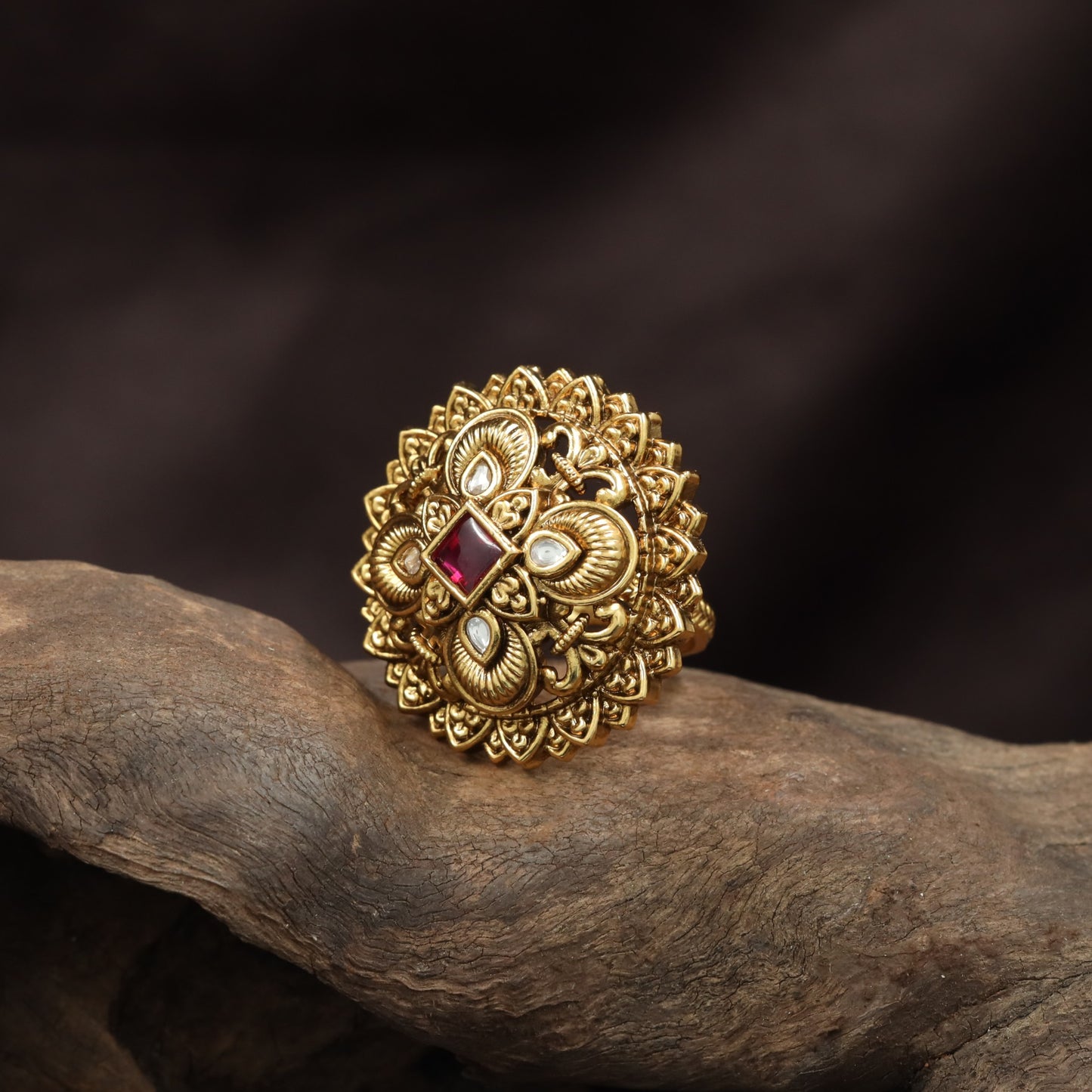 Elite Cluster Pattern Antique Finger Ring With Decorative Edge Texture