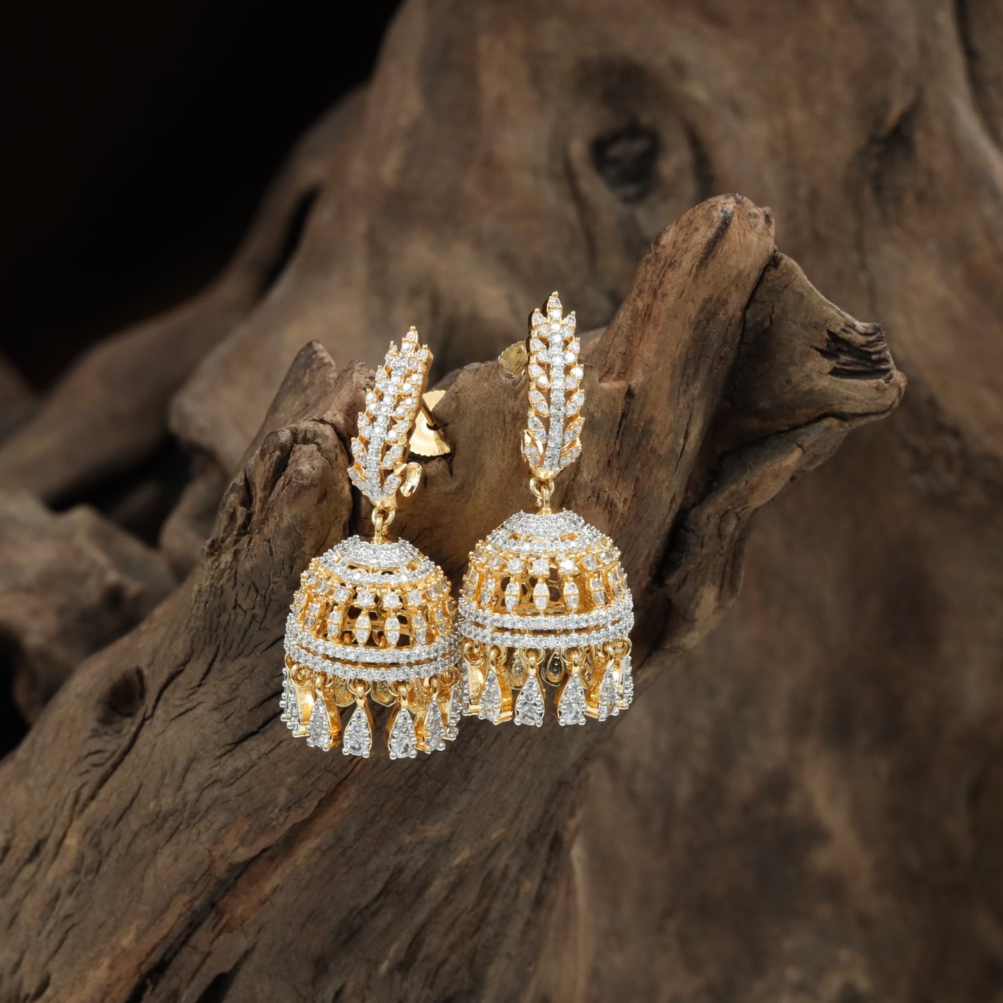 Curved Jumka with Gj Structured Dome Rows and Hanging Drops