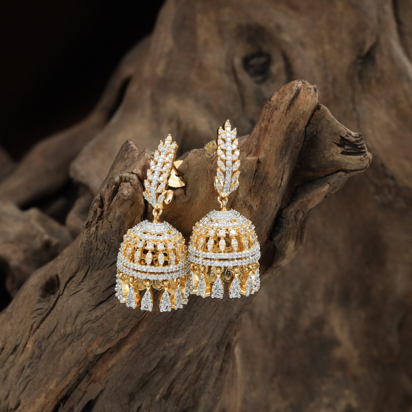 Curved Jumka with Gj Structured Dome Rows and Hanging Drops