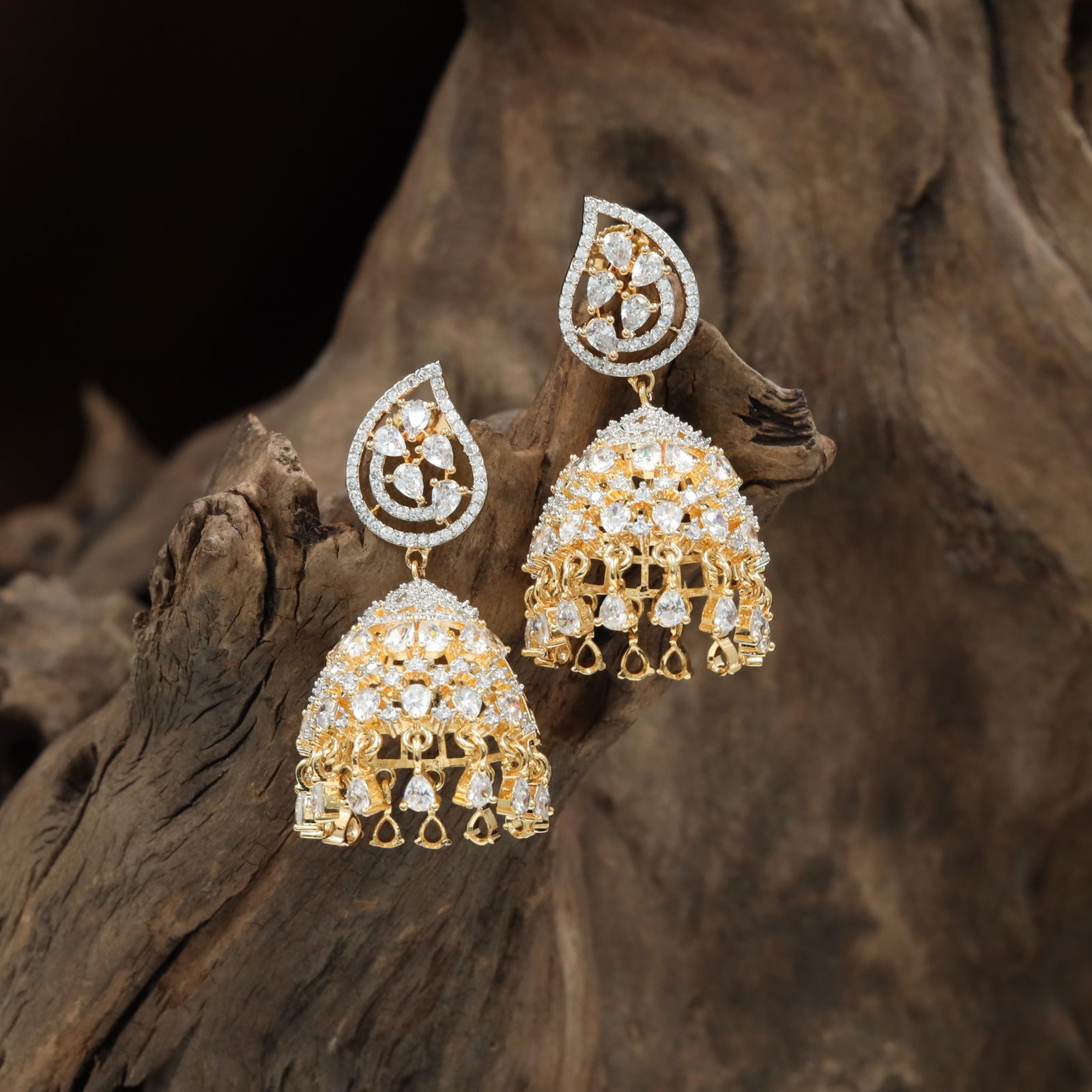 Crown lattice Gj Jumka with suspended border hangings