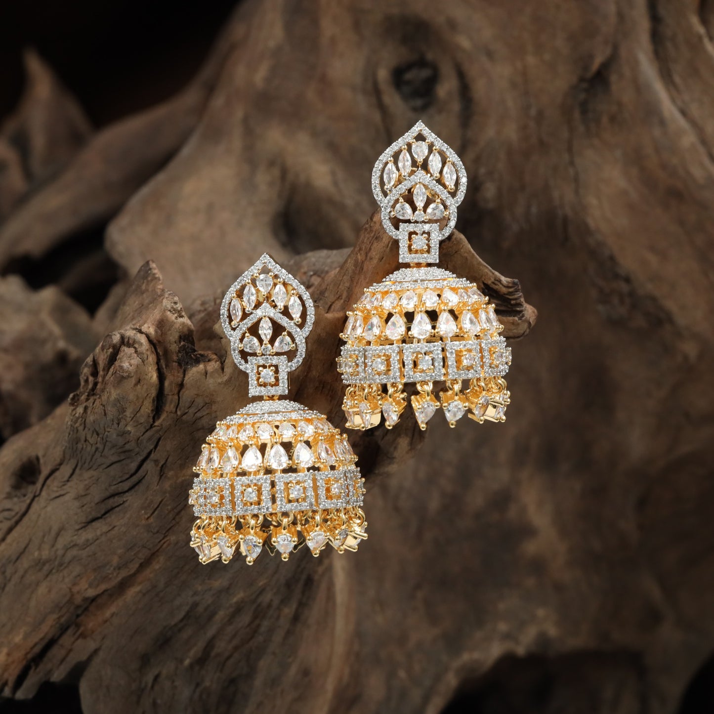 Crowned lattice Gj Jumka with hanging drop styling