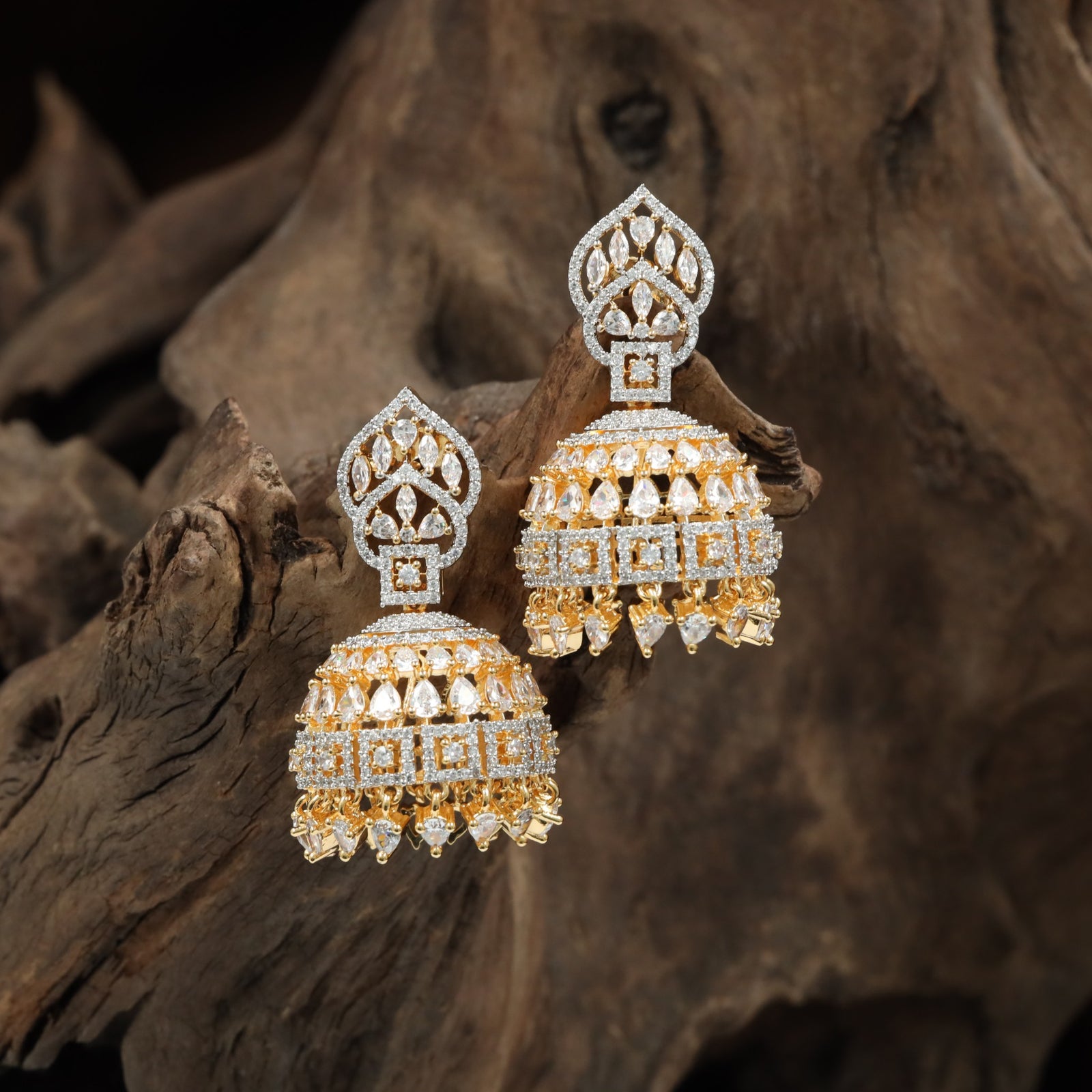 Crowned lattice Gj Jumka with hanging drop styling