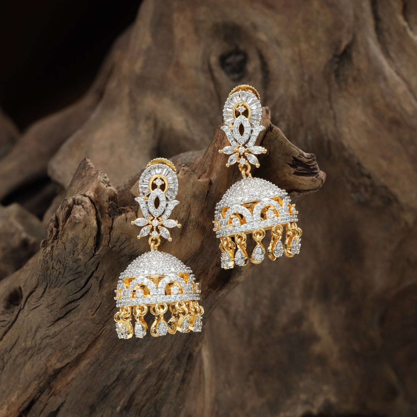 Dazzling floral Gj Jumka with bordered hanging pattern