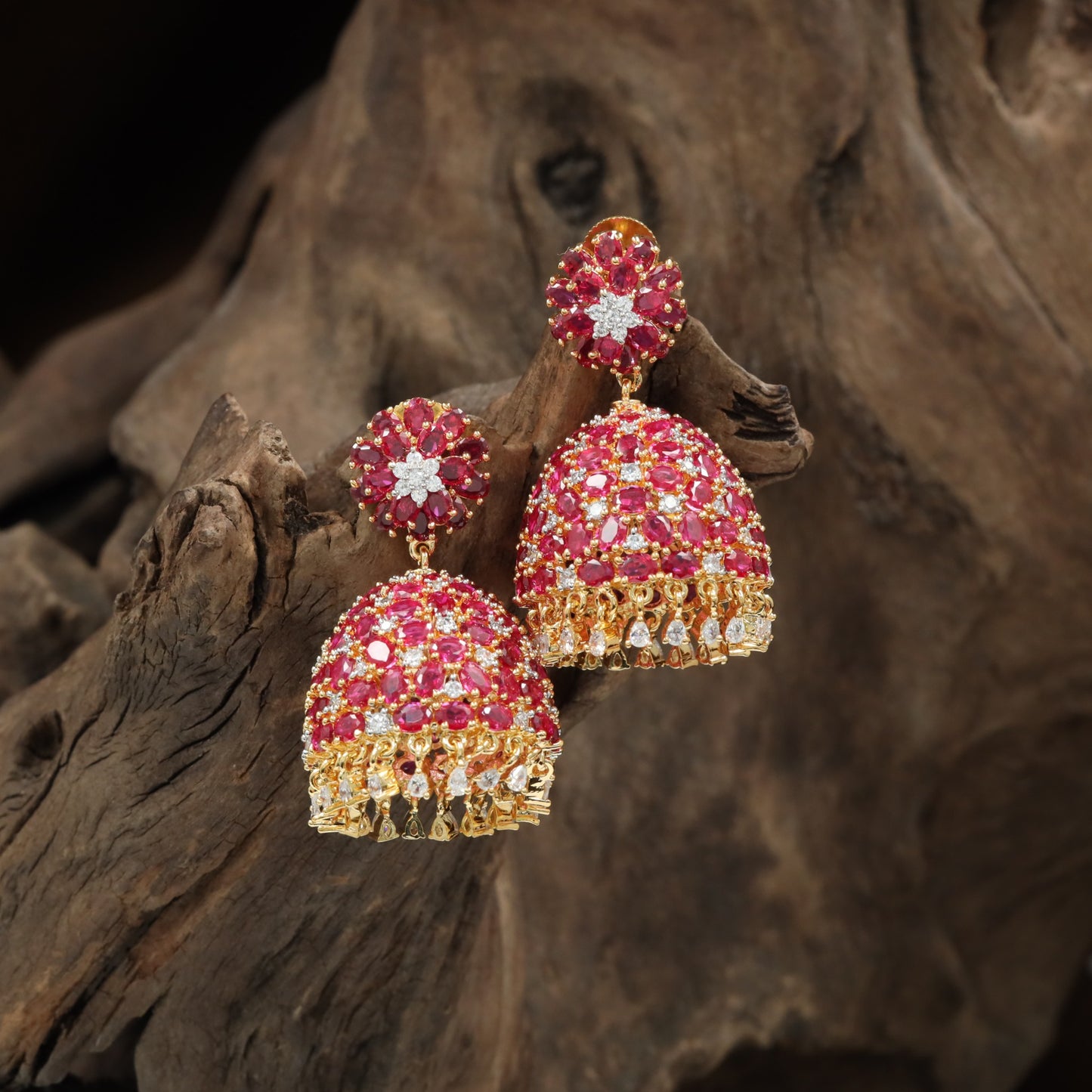Dazzling arch Gj Jumka with clustered stone arrangement